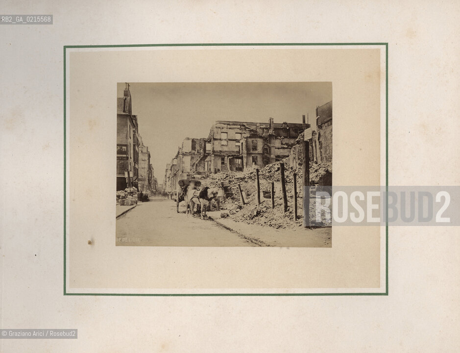 COMUNE DI PARIGI  1871- - PARIGI, RUE DE LILLE, SENZA DATA, STAMPA ALLALBUMINA INCOLLATA SU CARTONCINO, CM 17,7X13,5. FOTOGRAFIA TRATTA DALLALBUM: ALBUM PHOTOGRAPHIQUE DES RUINES DE PARIS. ©ARCHIVIO Graziano Arici/Rosebud2  POSATA IN STUDIO, MESTIERI, FOTOANTICHE.PARIS COMMUNE 1871- -PARIS, RUE DE LILLE, UNDATED, ALBUMEN PHOTOGRAPH MOUNTED ON CARDBOARD, CM 17,7X13,5 PHOTOGRAPH FROM THE ALBUM: ALBUM PHOTOGRAPHIQUE DES RUINES DE PARIS. ©Graziano Arici / rosebud2