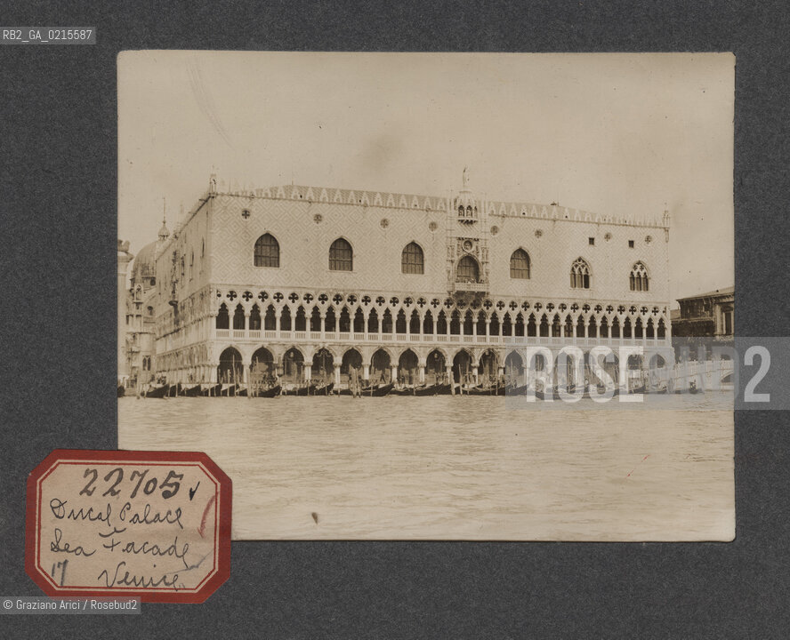 -VENEZIA, PALAZZO DUCALE, SENZA DATA. STAMPA ALLALBUMINA INCOLLATA SU CARTONCINO, CM 11,3X9 ©ARCHIVIO Graziano Arici/Rosebud2   FOTOANTICHE.-VENICE, DUCAL PALACE, UNDATED. ALBUMEN PHOTOGRAPH MOUNTED ON CARDBOARD, CM 11,3X9 ©Graziano Arici / rosebud2
