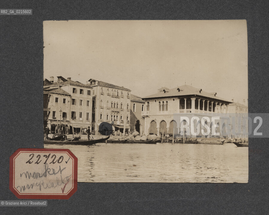 -VENEZIA, MERCATO DI RIALTO, SENZA DATA. STAMPA ALLALBUMINA INCOLLATA SU CARTONCINO, CM 11,3X9 ©ARCHIVIO Graziano Arici/Rosebud2  FOTOANTICHE.-VENICE, RIALTO MARKET, UNDATED. ALBUMEN PHOTOGRAPH MOUNTED ON CARDBOARD, CM 11,3X9 ©Graziano Arici / rosebud2