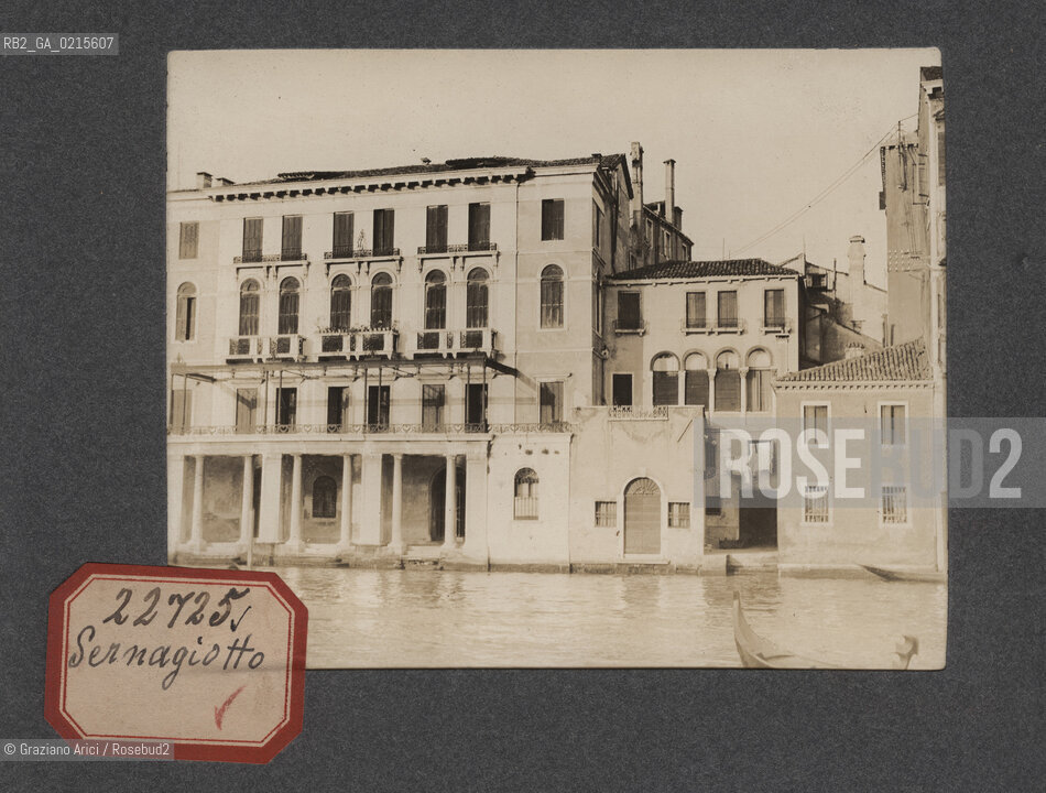 -VENEZIA, SERNAGIOTTO, SENZA DATA. STAMPA ALLALBUMINA INCOLLATA SU CARTONCINO, CM 11,3X9 ©ARCHIVIO Graziano Arici/Rosebud2   FOTOANTICHE.-VENICE, SERNAGIOTTO, UNDATED. ALBUMEN PHOTOGRAPH MOUNTED ON CARDBOARD, CM 11,3X9 ©Graziano Arici / rosebud2
