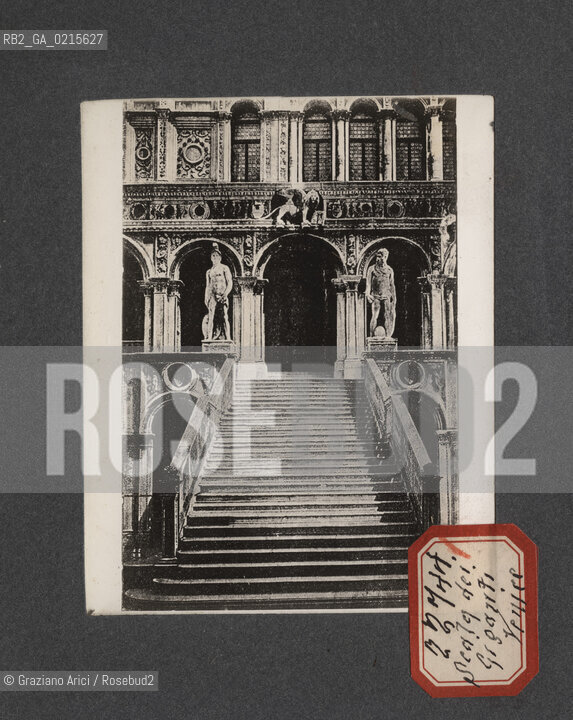 -VENEZIA, SCALA DEI GIGANTI, SENZA DATA. STAMPA ALLALBUMINA INCOLLATA SU CARTONCINO, CM 11,3X9 ©ARCHIVIO Graziano Arici/Rosebud2   FOTOANTICHE.-VENICE, GIANTS STAIRS, UNDATED. ALBUMEN PHOTOGRAPH MOUNTED ON CARDBOARD, CM 11,3X9 ©Graziano Arici/Rosebud2 