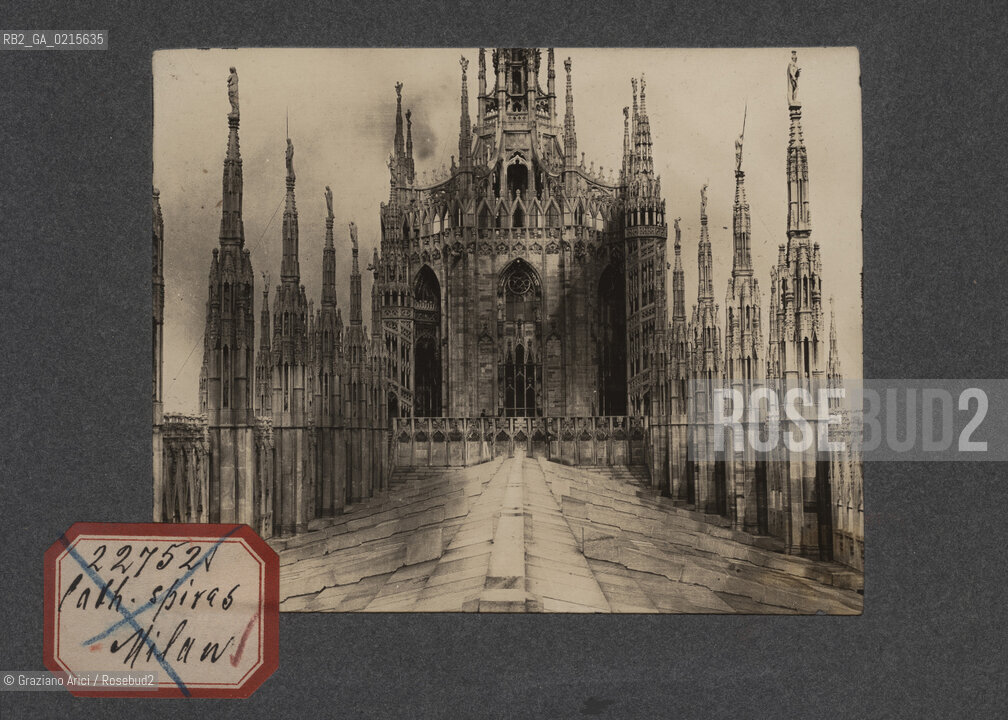-MILANO, GUGLIE DEL DUOMO, SENZA DATA. STAMPA ALLALBUMINA INCOLLATA SU CARTONCINO, CM 11,3X9 ©ARCHIVIO Graziano Arici/Rosebud2   FOTOANTICHE.-MILAN, CATHEDRAL SPIRES, UNDATED. ALBUMEN PHOTOGRAPH MOUNTED ON CARDBOARD, CM 11,3X9 ©Graziano Arici/Rosebud2 
