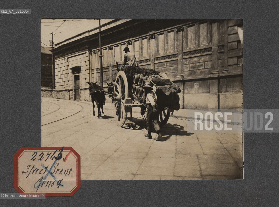 -GENOVA, SCENA DI STRADA, SENZA DATA. STAMPA ALLALBUMINA INCOLLATA SU CARTONCINO, CM 11,3X9 ©ARCHIVIO Graziano Arici/Rosebud2   FOTOANTICHE.-GENOA, STREET SCENE, UNDATED. ALBUMEN PHOTOGRAPH MOUNTED ON CARDBOARD, CM 11,3X9 ©Graziano Arici/Rosebud2 