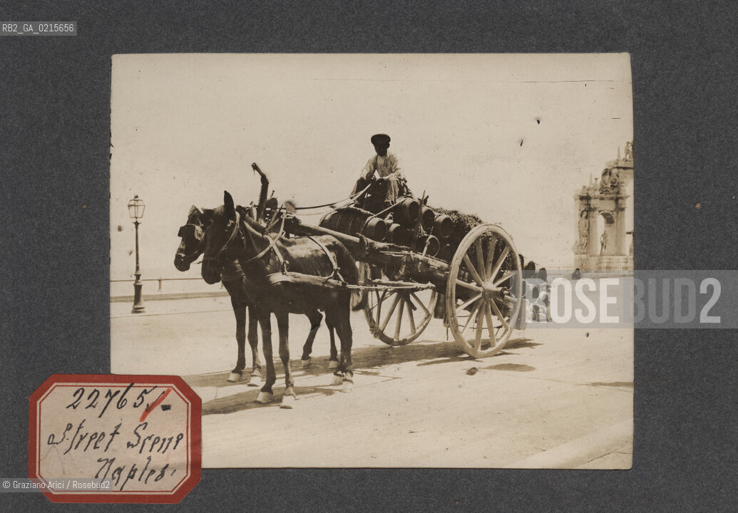 -NAPOLI, SCENA DI STRADA, SENZA DATA. STAMPA ALLALBUMINA INCOLLATA SU CARTONCINO, CM 11,3X9 ©ARCHIVIO Graziano Arici/Rosebud2  , FOTOANTICHE.-NAPLES, STREET SCENE, UNDATED. ALBUMEN PHOTOGRAPH MOUNTED ON CARDBOARD, CM 11,3X9 ©Graziano Arici/Rosebud2 