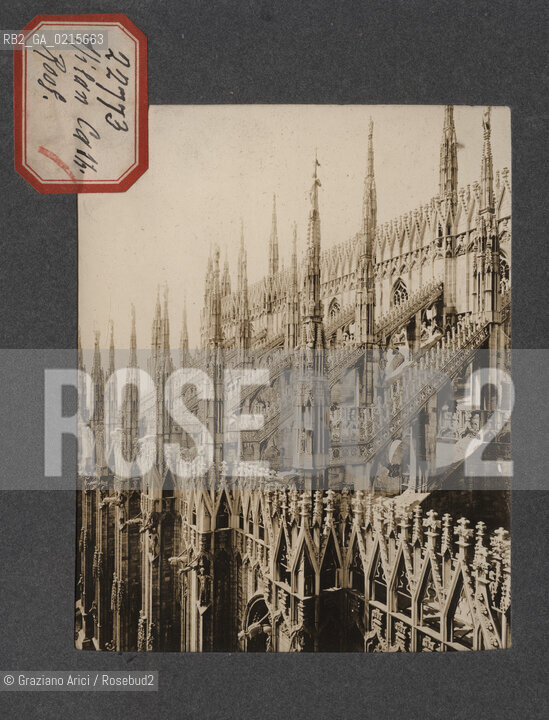 -MILANO, TETTO DEL DUOMO, SENZA DATA. STAMPA ALLALBUMINA INCOLLATA SU CARTONCINO, CM 11,3X9 ©ARCHIVIO Graziano Arici/Rosebud2   MESTIERI, FOTOANTICHE.-MILAN, CATHEDRAL ROOF, UNDATED. ALBUMEN PHOTOGRAPH MOUNTED ON CARDBOARD, CM 11,3X9 ©Graziano Arici / rosebud2