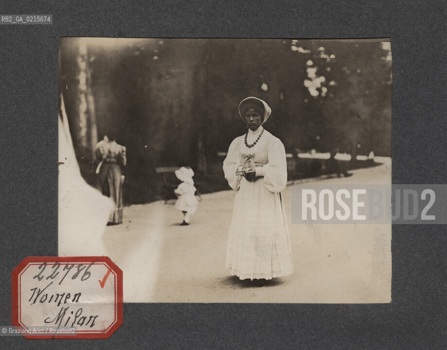 -MILANO, DONNE, SENZA DATA. STAMPA ALLALBUMINA INCOLLATA SU CARTONCINO, CM 11,3X9 ©ARCHIVIO Graziano Arici/Rosebud2  ,FOTOANTICHE.-MILAN, WOMEN, UNDATED. ALBUMEN PHOTOGRAPH MOUNTED ON CARDBOARD, CM 11,3X9 ©Graziano Arici/Rosebud2 