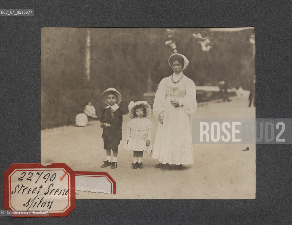 -MILANO, SCENA DI STRADA, SENZA DATA. STAMPA ALLALBUMINA INCOLLATA SU CARTONCINO, CM 11,3X9 ©ARCHIVIO Graziano Arici/Rosebud2   FOTOANTICHE.-MILAN, STREET SCENE, UNDATED. ALBUMEN PHOTOGRAPH MOUNTED ON CARDBOARD, CM 11,3X9 ©Graziano Arici/Rosebud2 