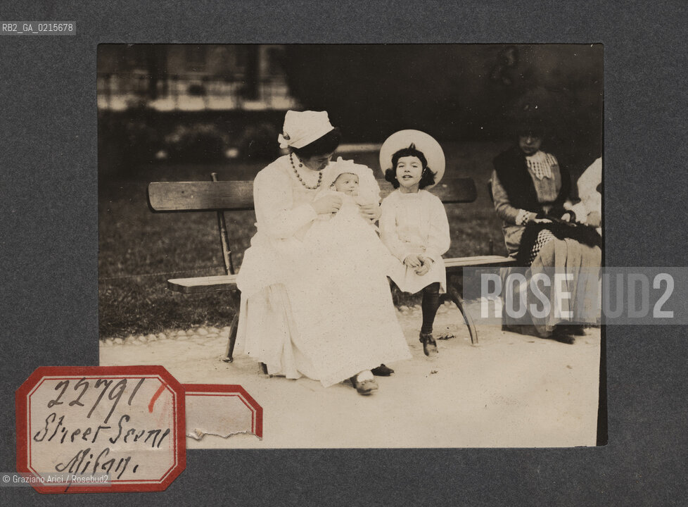 -MILANO, SCENA DI STRADA, SENZA DATA. STAMPA ALLALBUMINA INCOLLATA SU CARTONCINO, CM 11,3X9 ©ARCHIVIO Graziano Arici/Rosebud2   FOTOANTICHE.-MILAN, STREET SCENE, UNDATED. ALBUMEN PHOTOGRAPH MOUNTED ON CARDBOARD, CM 11,3X9 ©Graziano Arici/Rosebud2 