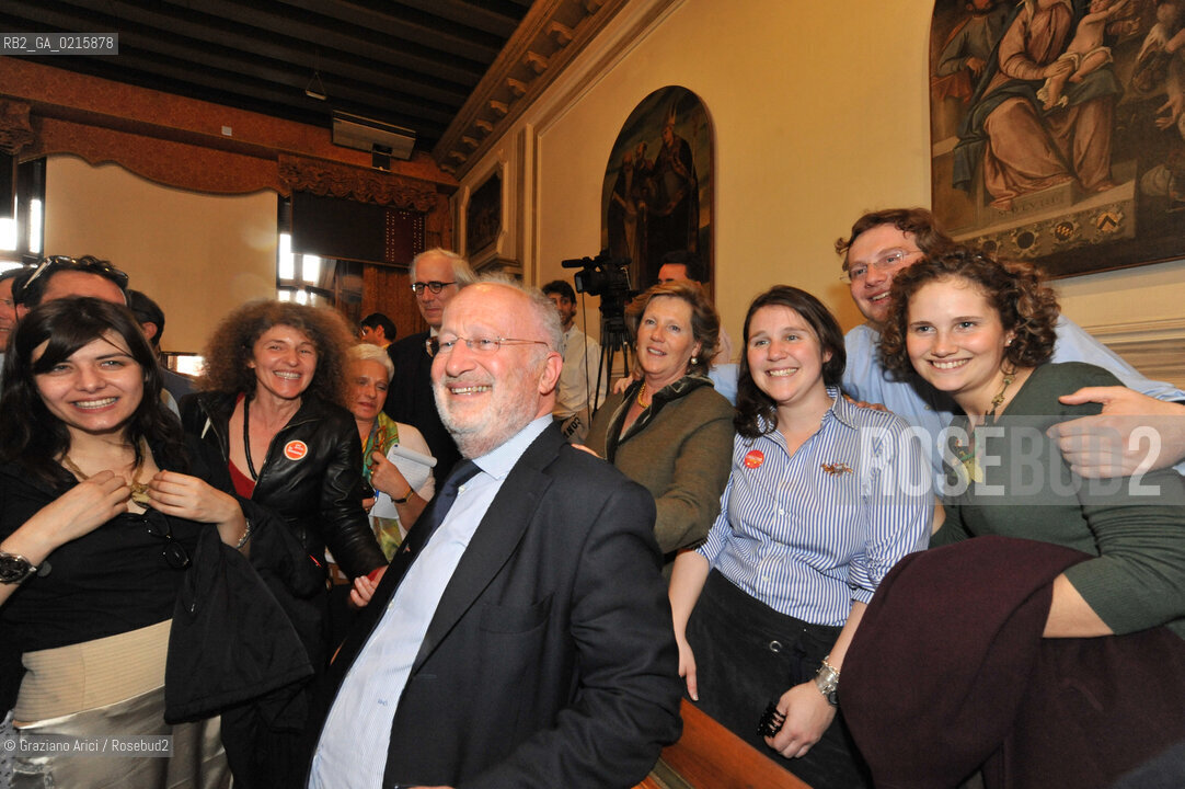 Venice 30/3/10 - Local council elections for the Mayor of Venice : The new elected Mayor Giorgio Orsoni sindaco politica with fis wife Agnese and his daughters ©Graziano Arici/Rosebud2