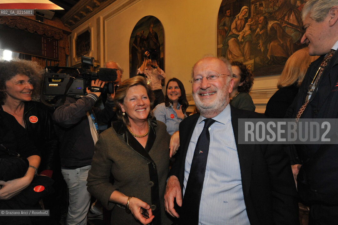 Venice 30/3/10 - Local council elections for the Mayor of Venice : The new elected Mayor Giorgio Orsoni sindaco politica with fis wife Agnese and his daughters ©Graziano Arici/Rosebud2