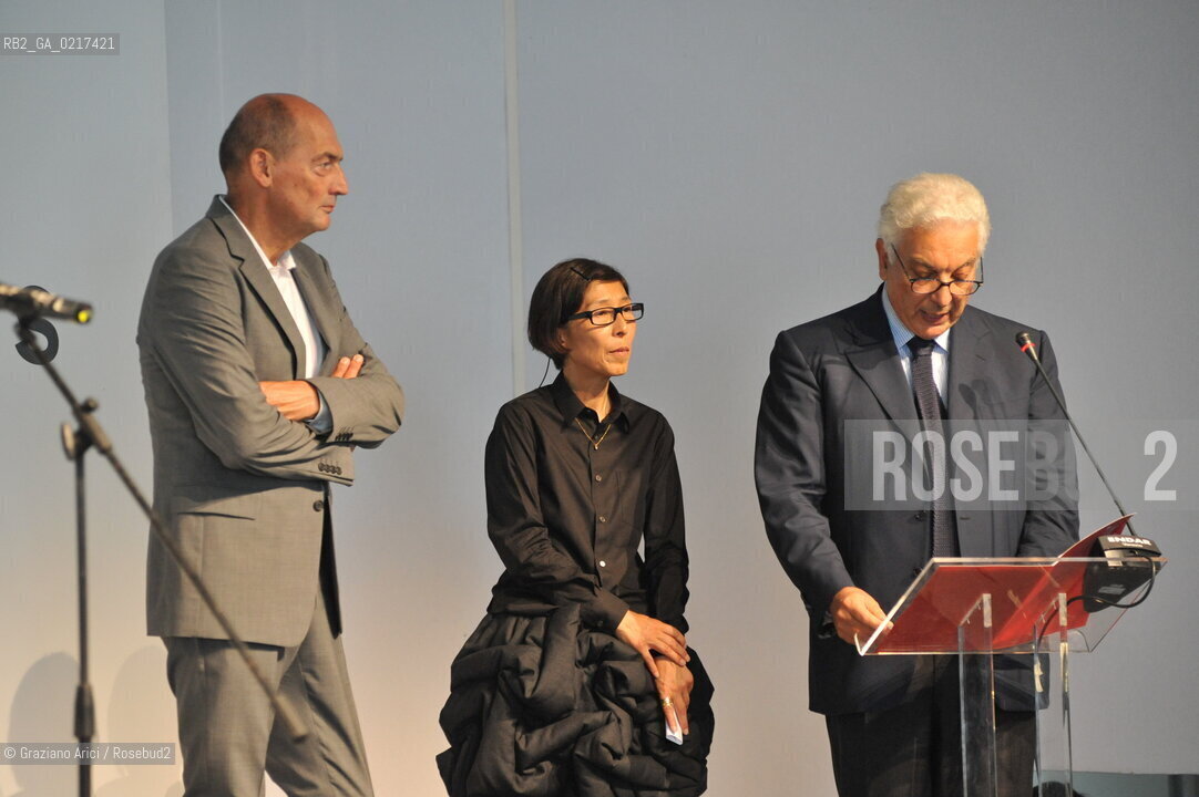 Venice 26/08/2010 -  12 Architecture Biennale: Palazzo delle Esposizioni - The architect Rem Koolhaas, La Biennale Golden Lion for Lifetime Achievement, with the Director of Architecture Biennale Kazuyo Sejima and the Biennale President Paolo Baratta  -  Architettura architetti giardini leone oro carriera ©Graziano Arici/Rosebud2