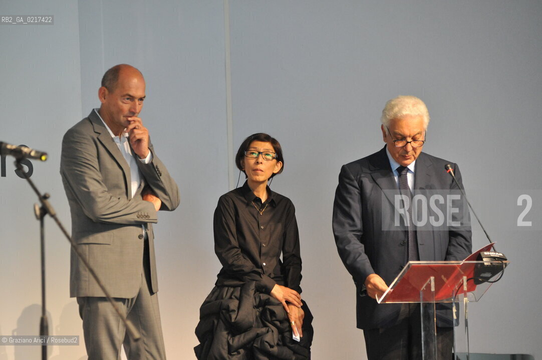 Venice 26/08/2010 -  12 Architecture Biennale: Palazzo delle Esposizioni - The architect Rem Koolhaas, La Biennale Golden Lion for Lifetime Achievement, with the Director of Architecture Biennale Kazuyo Sejima and the Biennale President Paolo Baratta  -  Architettura architetti giardini leone oro carriera ©Graziano Arici/Rosebud2
