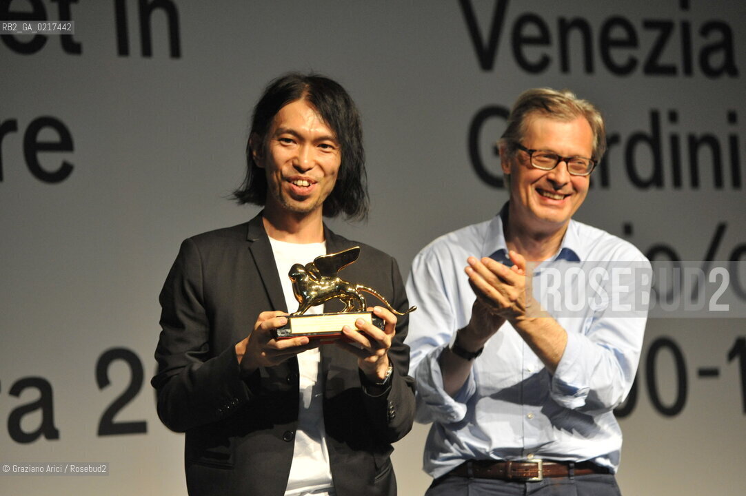 Venice 26/08/2010 -  12 Architecture Biennale: Palazzo delle Esposizioni - Golden Lion of the best project of the Exhibition People meet in architecture to junya.ishigami+associates Architecture as air: Study for château la coste with Vittorio Sgarbi -  Architettura architetti giardini leone oro ©Graziano Arici/Rosebud2