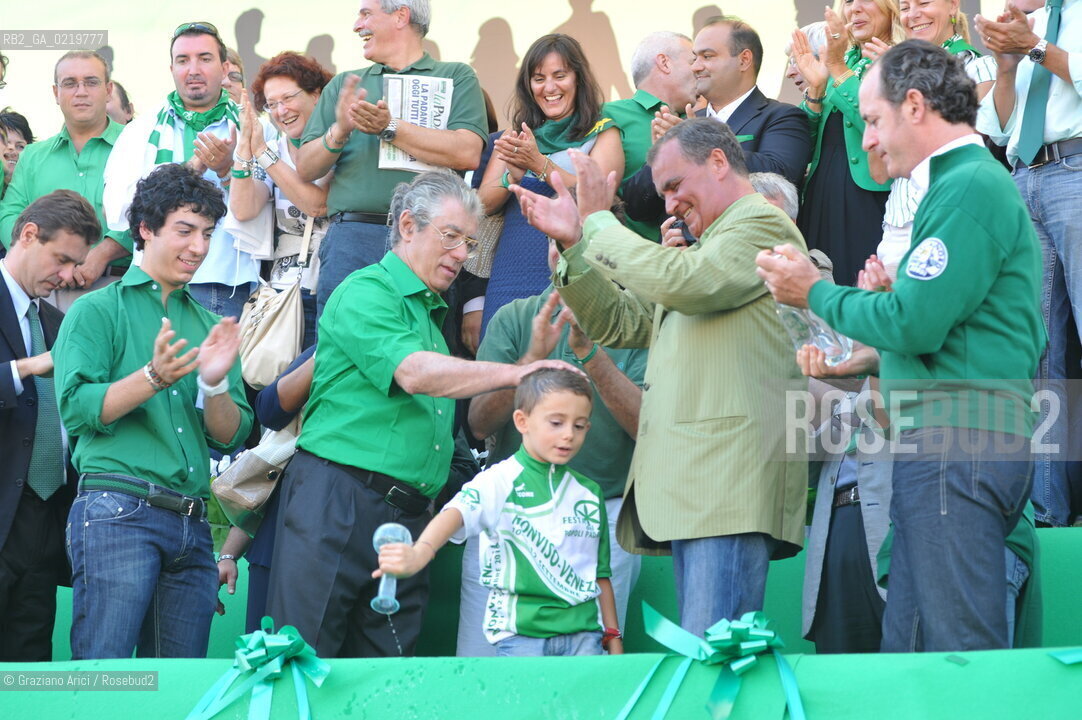 Venice 12/09/10 - Festa dei popoli Padani : The Minister and Lega Nord President Umberto Bossi, his son, Renzo, Giampaolo Gobbo and Roberto Calderoli  durin the Cerimony of  Po River pouring fiume @ Graziano Arici