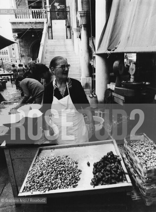 -VENEZIA,1980. VENDITRICE DI LUMACHE (BOVOI) AL MERCATO DI RIALTO. MERCATO, BOVOI, VENDITRICE.-VENICE,1980. SELLER IN THE RIALTOS MARKET © ARCHIVIO Graziano Arici/Rosebud2 