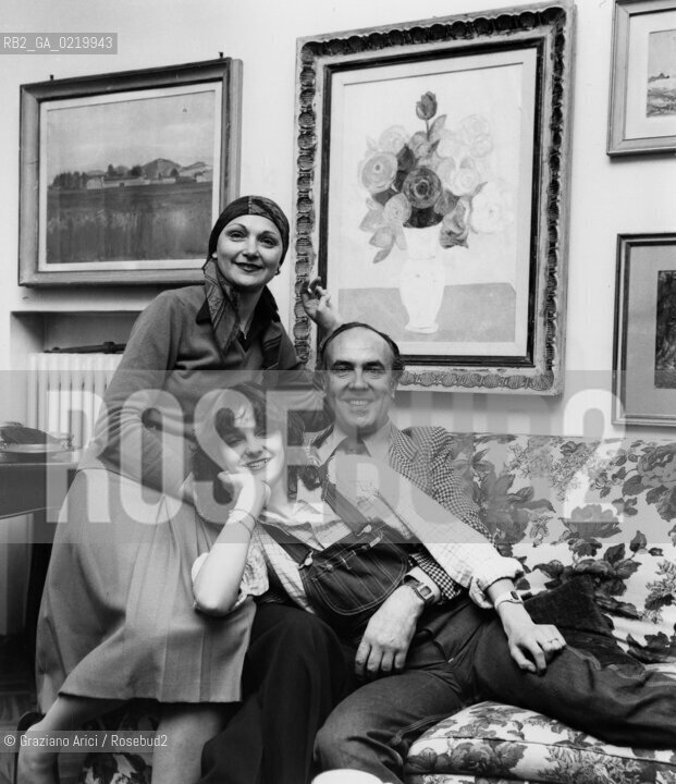 -VENEZIA,1978. RITRATTO DI DORINA VACCARONI, CAMPIONESSA MONDIALE DI SCHERMA, IN CASA SUA INSIEME AI GENITORI.SPORT, SCHERMA, CAMPIONATO .-VENICE,1978. PORTRAIT OF DORINA VACCARONI, WORLD CHAMPION OF FENCING ©Graziano Arici/Rosebud2
