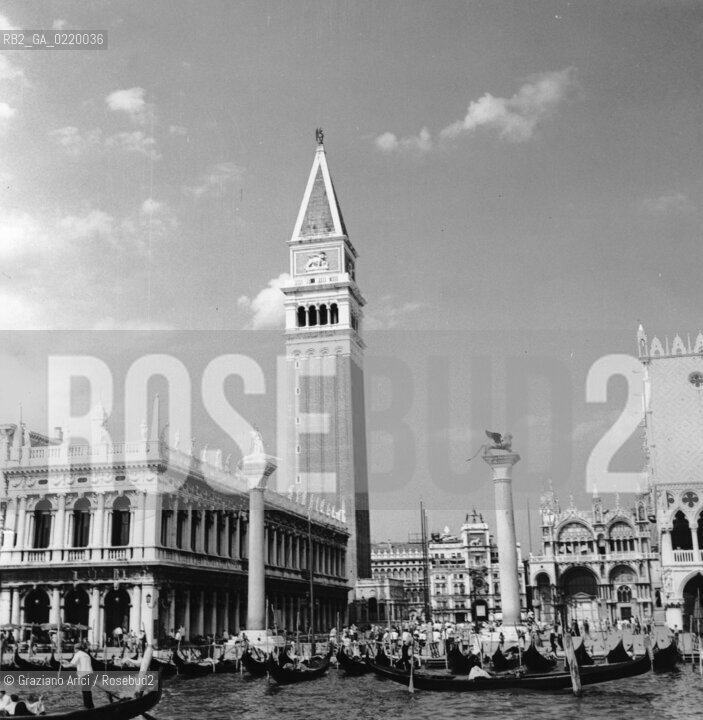 Venice,1954. Veduta della piazzetta di San Marco con gondole. View of the Piazzetta San Marco with the gondola station. Gondola Piazzetta © ARCHIVIO Graziano Arici/Rosebud2 