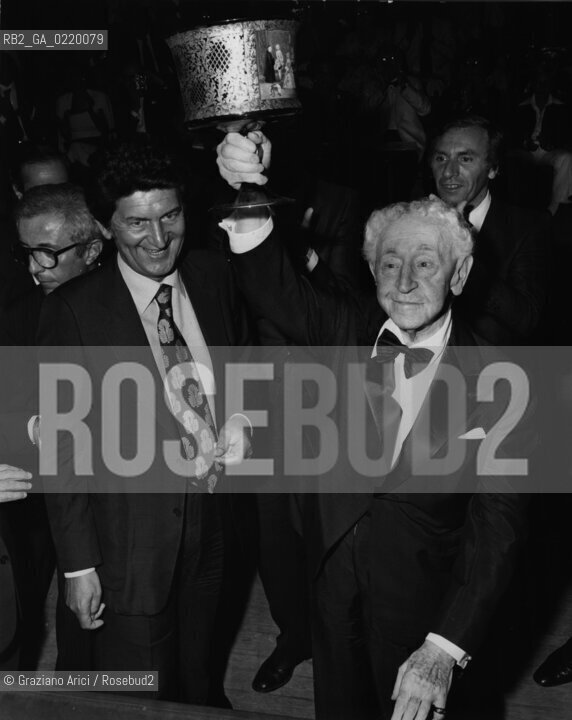 VENICE, 1979. PREMIO UNA VITA PER LA MUSICA CONFERITO AL PIANISTA ARTHUR RUIBINSTEIN DAL SINDACO DI VENEZIA MARIO RIGO. PREMIO, MUSICA, MAESTRO, PIANISTA.-VENICE, 1979. THE PIANIST ARTHUR RUBINSTEIN WITH THE MAYOR OF VENICE MARIO RIGO -La cessione dei diritti si intende per quanto di nostra competenza; non comprende invece le eventuali spese relative a diritti che potranno essere richiesti dagli Enti cui appartengono le opere riprese. Tali costi, ove neccessari, e l’espletamento di qualsivoglia pratica di richiesta permessi sono esclusivamente  a  carico del committente. © ARCHIVIO Graziano Arici/Rosebud2 