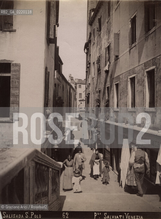 -VENEZIA, AUTORE PAOLO SALVIATI, SALIZADA SAN POLO, SENZA DATA. STAMPA ALLALBUMINA, CM 24,7X18,5. SAN POLO, FOTOANTICHE  .-VENICE, PAOLO SALVIATI PHOTOGRAPHER, SALIZADA SAN POLO, UNDATED. ALBUMEN PHOTOGRAPH MOUNTED ON CARDBOARD, CM 24,7X18,5 © ARCHIVIO Graziano Arici/Rosebud2 ..