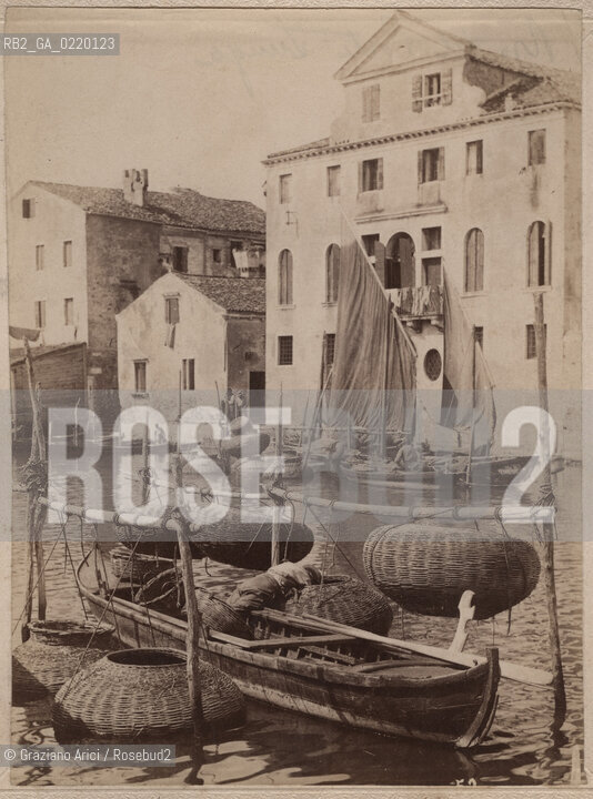 -VENEZIA, SENZA INDICAZIONE DELLAUTORE,BARCHE DA PESCA LUNGO UN CANALE,SENZA DATA.STAMPA ALLALBUMINA INCOLLATA SU CARTONE , CM 13,5X10.FOTOANTICHE, BARCHE, CESTE, PESCA .-VENICE, NO AUTHORS INDICATION,FISH BOATS AND BASKETS ,UNDATED. ALBUMEN PHOTOGRAPH MOUNTED ON CARDBOARD,13,5X10 CM © ARCHIVIO Graziano Arici/Rosebud2 ...