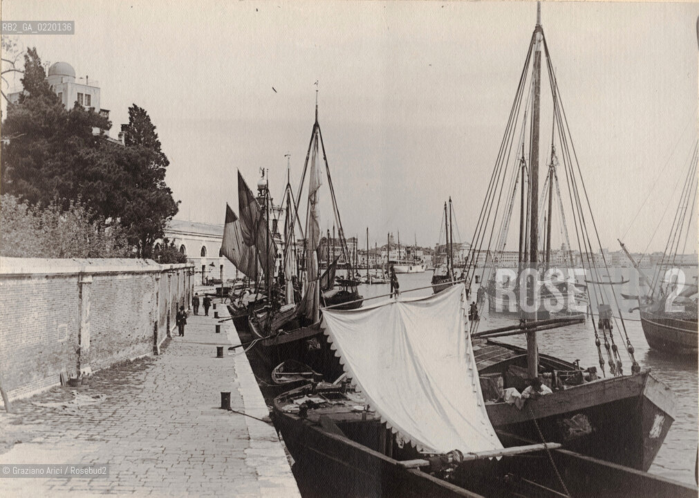 -VENEZIA, SENZA INDICAZIONE DELLAUTORE, ZATTERE ALLA SALUTE, SENZA DATA. STAMPA AI SALI DARGENTO, CM 22,5X16. FOTOANTICHE ZATTERE ..-VENICE, NO AUTHORS INDICATION, FONDAMENTA ALLE ZATTERE, ,UNDATED. SILVER SALT PRINT,CM 22,5X16  © ARCHIVIO Graziano Arici/Rosebud2 ...