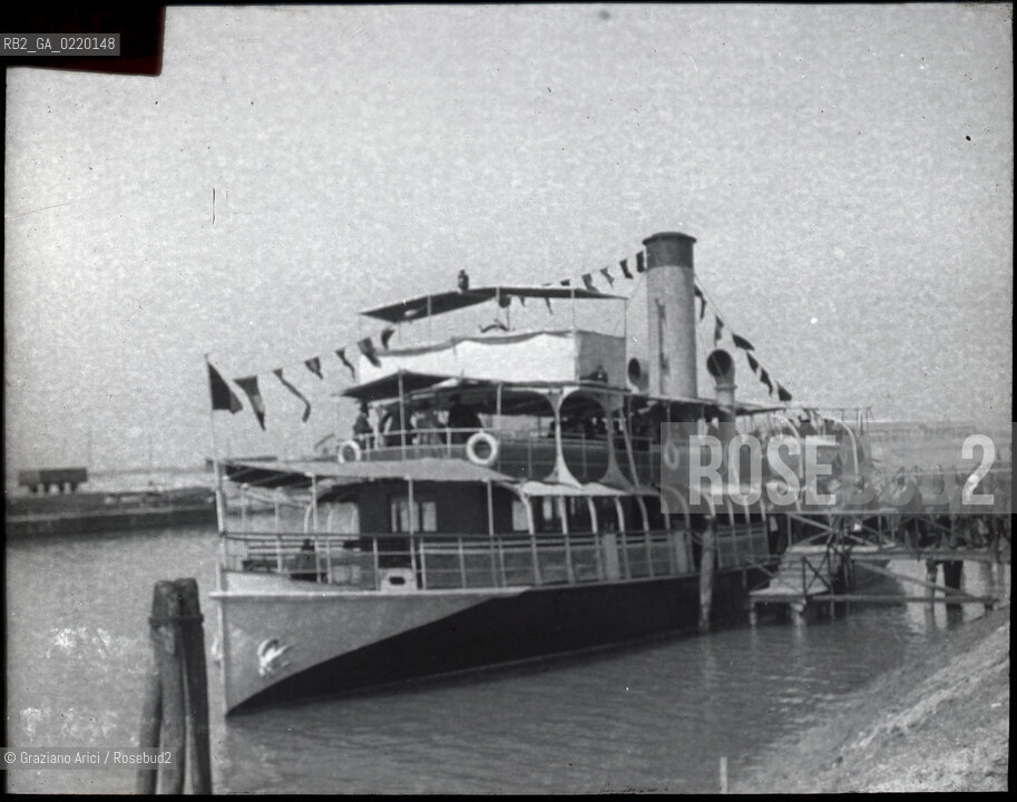 -VENEZIA, SENZA INDICAZIONE D’AUTORE, ATTRACCO DEL BURCHIELLO,TRAGHETTO PADOVA-LIDO DI VENEZIA LUNGO IL BRENTA,A FUSINA, SENZA DATA. LASTRA  IN VETRO, CM 10X9. BRENTA, FUSINA, BURCHIELLO. FOTOANTICHE .-VENICE, NO AUTHOR’S INDICATION, FERRYBOAT  FROM PADUA TO LIDO OF VENICE STOP IN FUSINA, UNDATED. GLASS SLIDE, CM 10X9 © ARCHIVIO Graziano Arici/Rosebud2 