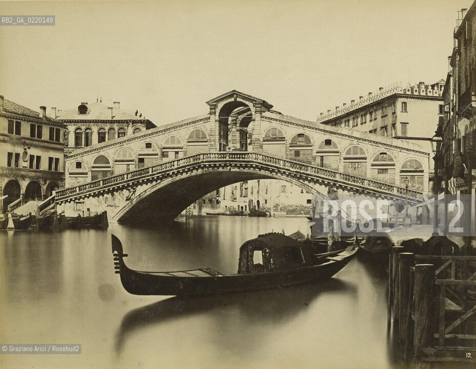 -VENEZIA, SENZA INDICAZIONE DELLAUTORE,VEDUTA DEL PONTE DI RIALTO CON GONDOLA IN PRIMO PIANO , SENZA DATA. STAMPA ALLALBUMINA, CM 27X37. RIALTO, GONDOLA, VEDUTA, FOTOANTICHE  .-VENICE, NO AUTHORS INDICATION, RIALTOS BRIDGE AND A GONDOLA, UNDATED. ALBUMEN PHOTOGRAPH, CM 27X37 © ARCHIVIO Graziano Arici/Rosebud2 ..