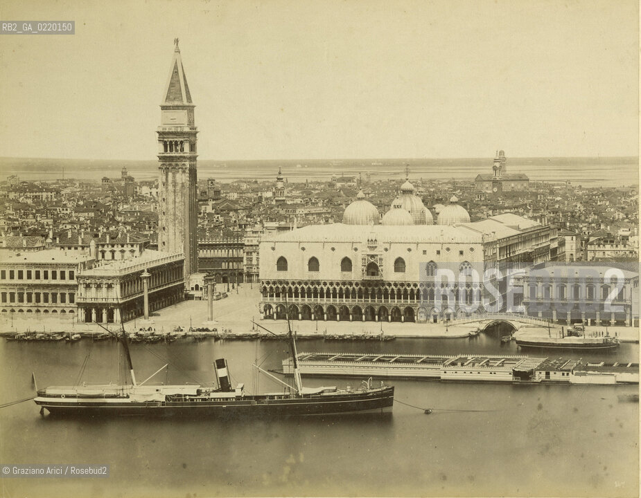 -VENEZIA, SENZA INDICAZIONE DELLAUTORE,VEDUTA PANORAMICA DAL CAMPANILE DI SAN GIORGIO DI PIAZZA SAN MARCO E BACINO,ANTE 1873.NELLIMMAGINE SI VEDONO I BAGNI PUBBLICI. STAMPA ALLALBUMINA, CM 26X34. VEDUTA;SAN MARCO, BAGNI, BACINO, FOTOANTICHE .-VENICE, NO AUTHORS INDICATION, VIEW OF SAINT MARKS SQUARE AND BASIN.ANTE 1873. ALBUMEN PHOTOGRAPH, CM 26X34 © ARCHIVIO Graziano Arici/Rosebud2 ..
