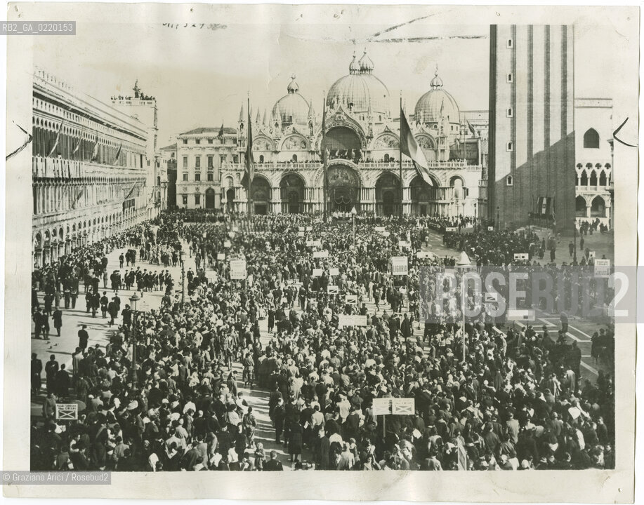 VENEZIA,15.11.1939. UNDICIMILA COLONI IN PIAZZA SAN MARCO PRIMA DELLA PARTENZA PER LA LIBIA. COLONIA, LIBIA, GUERRA, FOTOANTICHE .-VENICE,15.11.1939. ELEVEN THOUSAND ITALIAN COLONISTS AT MASS IN ST. MARK SQUARE BEFORE DEPARTING FOR LIBIA,AFRICA,TO SUPPLEMENT 20,000 WHO WENT A YEAR AGO © ARCHIVIO Graziano Arici/Rosebud2 