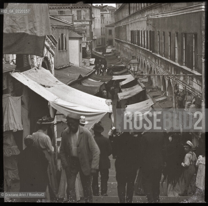 -VENEZIA, SENZA INDICAZIONE D’AUTORE, PONTE DI RIALTO, SENZA DATA. LASTRA  IN VETRO, CM 10X9. RIALTO,PONTE. FOTOANTICHE LASTRA.-VENICE, NO AUTHOR’S INDICATION, RIALTOS BRIDGE, UNDATED. GLASS SLIDE, CM 10X9 © ARCHIVIO Graziano Arici/Rosebud2 