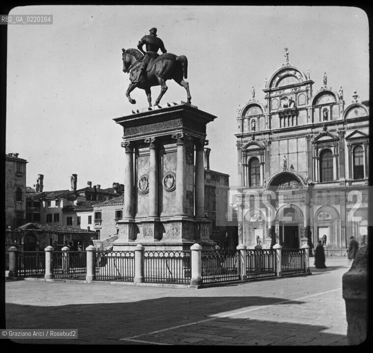 -VENEZIA, AUTORE WILLIAM H.RAU FOTOGRAFO PHILADELPHIA,PENNA. CAMPO SANTI GIOVANNI E PAOLO,STATUA EQUESTRE IN BRONZO DEL VERROCCHIO RAFFIGURANTE BARTOLOMEO COLLEONI, SENZA DATA. LASTRA  IN VETRO PER LANTERNA MAGICA, CM 10X8. VERROCCHIO, ARTE, SCULTURA, STATUA, EQUESTRE, BARTOLOMEO COLLEONI. FOTOANTICHE .-VENICE, AUTHOR WILLIAM H.RAU PHOTOGRAPHER PHILADELPHIA,PENNA. SANTI GIOVANNI E PAOLO SQUARE. EQUESTRIAN STATUE OF BARTOLOMEO COLLEONI,GLASS SLIDE FOR MAGIC LANTERN, CM 10X8. ART STATUE SCULPTURE © ARCHIVIO Graziano Arici/Rosebud2 