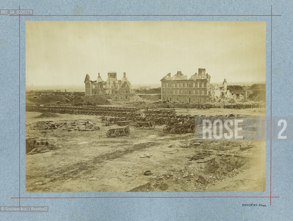 -PARIGI, COMUNE. DISDERI FOTOGRAFO,1871. DISASTRI DELLA GUERRA, FORT DISSY. STAMPA ALLALBUMINA INCOLLATA SU CARTONE, CM 20X28. DISASTRI DELLA GUERRA, INTERNO DEL FORTE DISSY, COMUNE DI PARIGI, ROVINE, COMUNE DI PARIGI FOTOANTICHE .-PARIS, COMMUNE, DISDERI PHOTOGRAPHE. DESASTRES DE LA GUERRE, INTERIEUR DU FORT DISSY, 1871. ALBUMEN PHOTOGRAPH MOUNTED ON CARDBOARD, CM 20X28 © ARCHIVIO Graziano Arici/Rosebud2 .