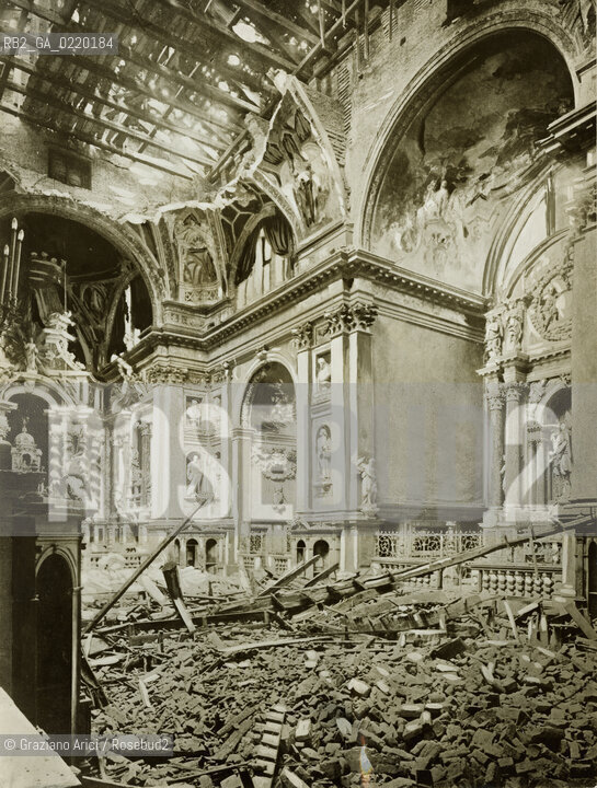 -VENEZIA, SENZA INDICAZIONE DELLAUTORE,INTERNO DELLA CHIESA DI SANTA MARIA DI NAZARETH DEGLI SCALZI BOMBARDATA DAGLI AUSTRIACI NEL 1915. STAMPA AI SALI DARGENTO, CM 21X16. SCALZI. INTERNO,BOMBARDAMENTO, FOTOANTICHE .-VENICE, NO AUTHORS INDICATION, CHURCH OF SCALZI BOMBED AND DESTROYED,1915. CM21X16, SILVER SALT PRINT. SCALZIS CHURCH, INTERIOR, BOMBING © ARCHIVIO Graziano Arici/Rosebud2 ..