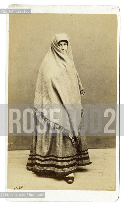 -VENEZIA, CARLO PONTI AUTORE,RITRATTO IN STUDIO POSATO DI RAGAZZA CON  MANTELLO SULLE SPALLE,SENZA DATA, STAMPA ALLALBUMINA INCOLLATA SU CARTONE, CARTE DE VISITE, CM 6,3X10,2 . RITRATTO, RAGAZZA, FOTOANTICHE, CARTE DE VISITE, CARLO PONTI.-VENICE,  AUTHOR CARLO PONTI, PORTRAIT OF GIRL WITH A MANTLE ,UNDATED,  ALBUMEN PHOTOGRAPH MOUNTED ON CARDBOARD, CARTE DE VISITE CM 6,3X10,2 © ARCHIVIO Graziano Arici/Rosebud2 