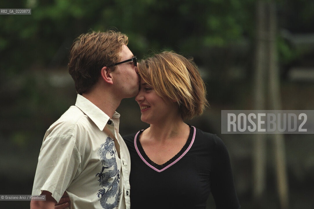 - Venezia,1999. 56°Festival Internazionale dArte Cinematografica. Ritratto dellattrice Kate Winslet insieme al marito Jim Threapleton. Cinema attrice ritratto.- Venice,1999. 56th Venice International Film Festival. Portrait of the actress Kate Winslet  with her husband, Jim Threapleton ©  Graziano Arici