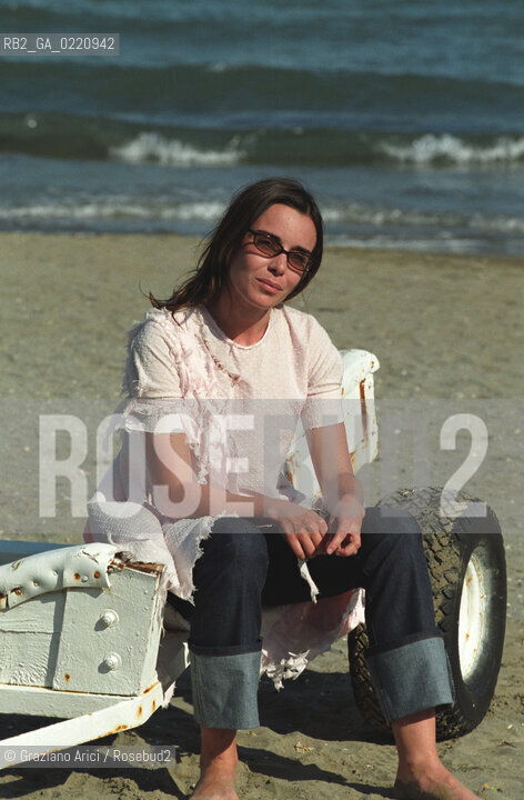 - Venezia, 2000. 57°Festival Internazionale dArte Cinematografica di Venezia. Ritratto di Elodie Bouchez, attrice, in spiaggia al Lido di Venezia. Cinema attrice ritratto.- Venice,2000. 57th Venice International Film Festival. Portrait of the actress Elodie Bouchez on the beach ©  Graziano Arici