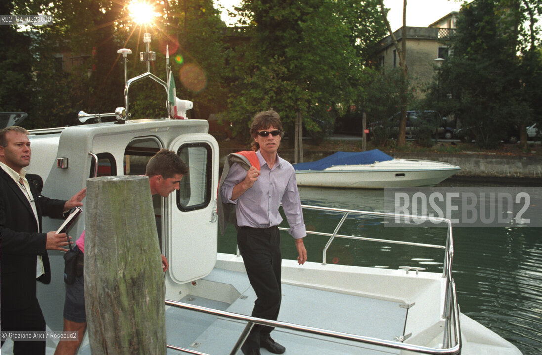 - Venezia, 2000. 57°Festival Internazionale dArte Cinematografica di Venezia.Il cantante rock Mick Jagger, leader dei Rolling Stones,in barca. Cinema ritratto musica cantante rock.- Venice, 2000. 57th Venice International Film Festival. Portrait of the singer Mick Jagger, leader of the band Rolling Stones, in the taxi boat  ©  Graziano Arici