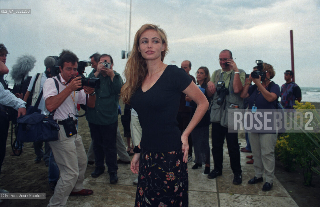 - Venezia, 1998. 55°Festival Internazionale dArte Cinematografica di Venezia.Lattrice Emmanuelle Beart con fotografi.Cinema ritratto attrice fotografi.- Venice,1998. 55th Venice International Film Festival.The actress Emmanuelle Beart  with photographers ©  Graziano Arici