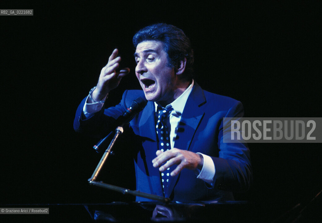 - Venezia, 1996. Ritratto del cantante Gilbert Becaud durante un concerto. Musica cantante pop concerto ritratto .- Venice,1996.Portrait of the singer Gilbert Becaud during a concert  ©  Graziano Arici