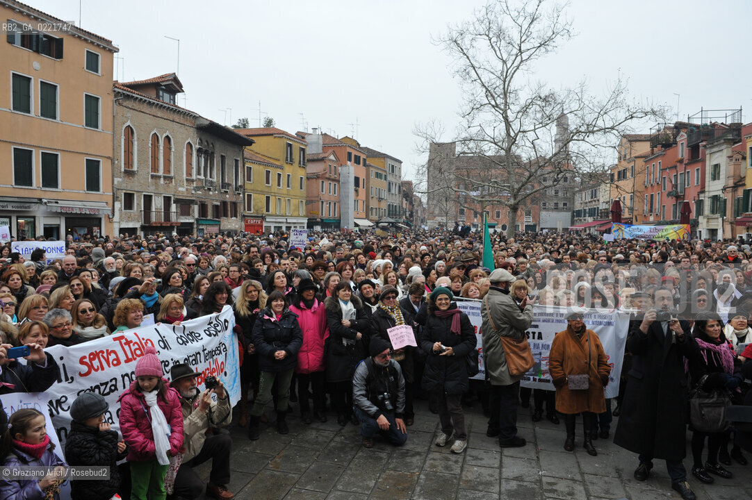 Venice 13/02/11 : Se non ora quando : women demonstration against the Berlusconi government donne politica berlusconi manifestazione @ graziano arici