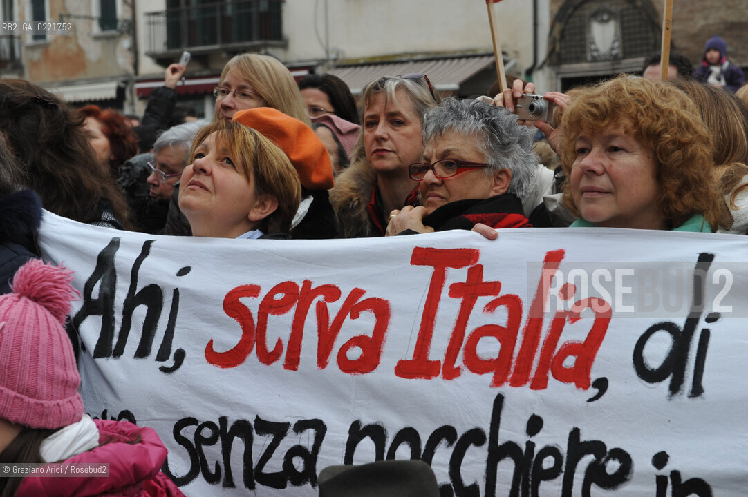 Venice 13/02/11 : Se non ora quando : women demonstration against the Berlusconi government donne politica berlusconi manifestazione @ graziano arici