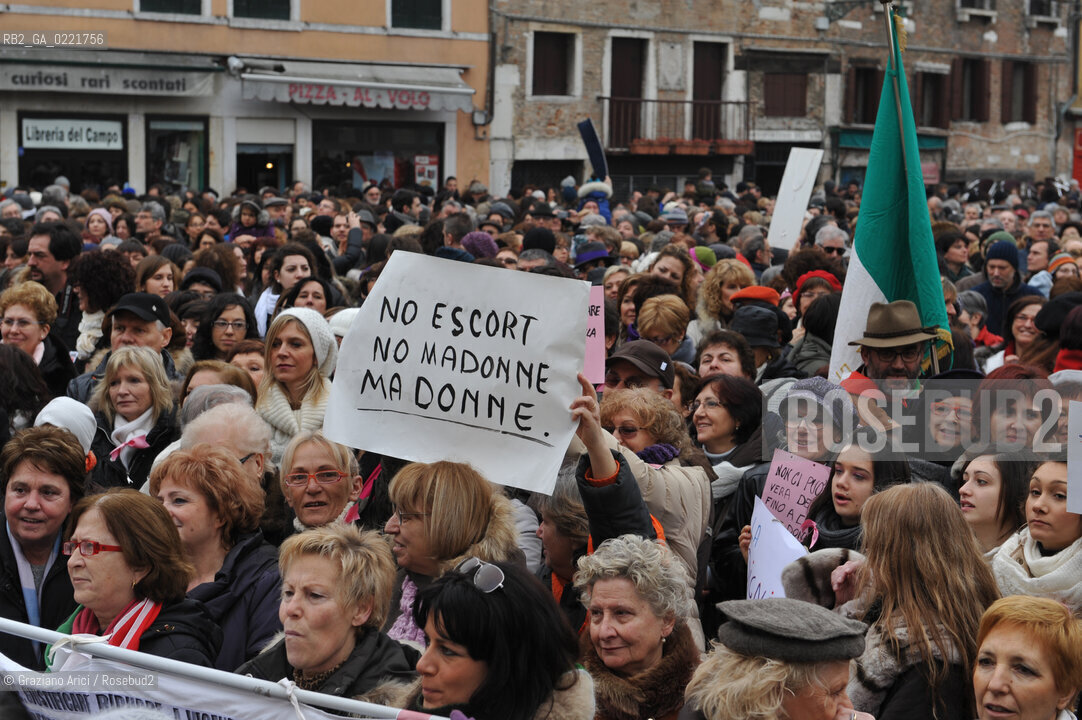 Venice 13/02/11 : Se non ora quando : women demonstration against the Berlusconi government donne politica berlusconi manifestazione @ graziano arici