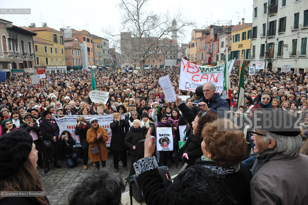 Venice 13/02/11 : Se non ora quando : women demonstration against the Berlusconi government donne politica berlusconi manifestazione @ graziano arici