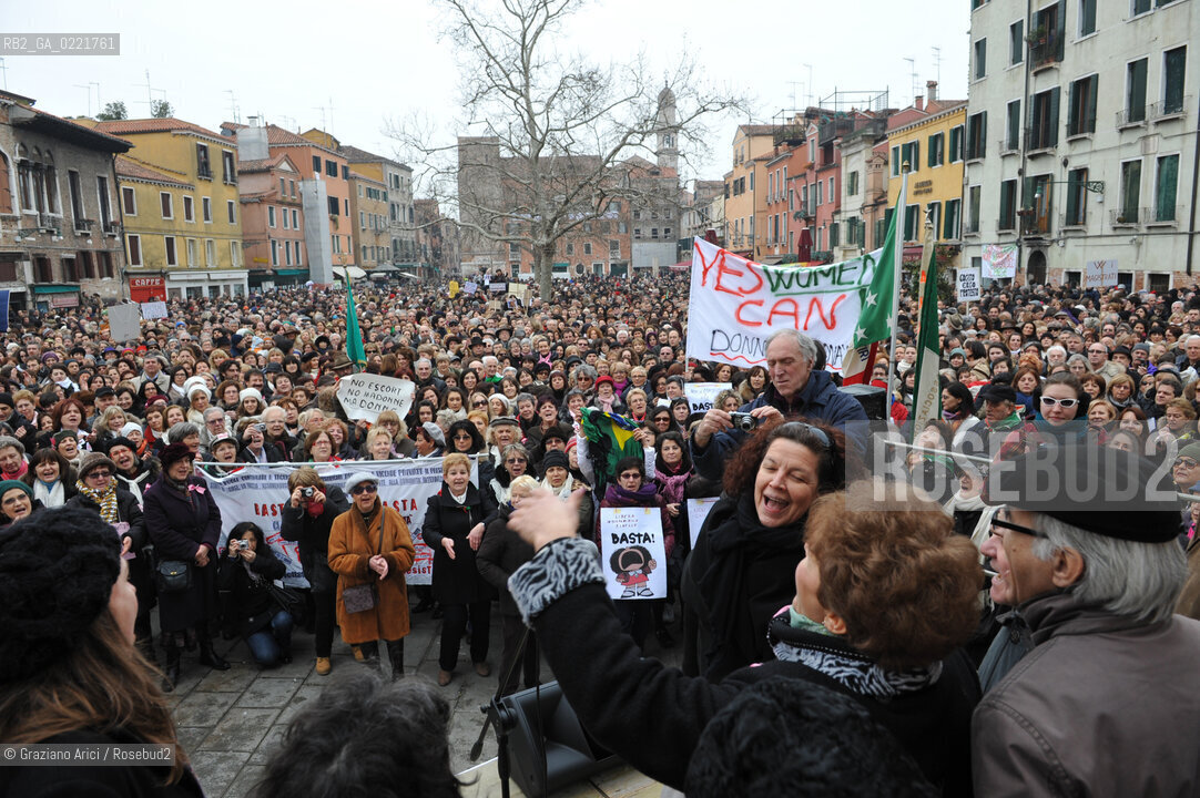 Venice 13/02/11 : Se non ora quando : women demonstration against the Berlusconi government donne politica berlusconi manifestazione @ graziano arici