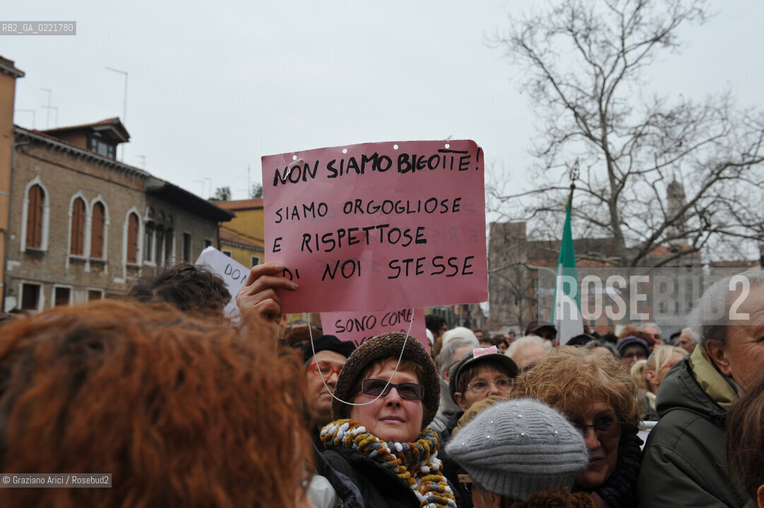 Venice 13/02/11 : Se non ora quando : women demonstration against the Berlusconi government donne politica berlusconi manifestazione @ graziano arici