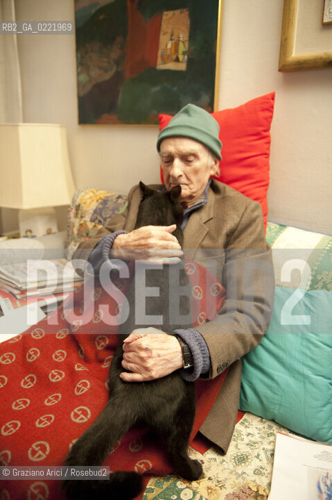 Pieve di Soligo (TV) 14/1/02/11 - In St Valentinès Day,the poet Andrea Zanzotto at home with his cat waiting for meeting the poet Patrizia Valduga, in Pieve di Soligo to present his book Poeti innamorati about poetry and love, letteratura poesia ©Graziano Arici/Rosebud2.