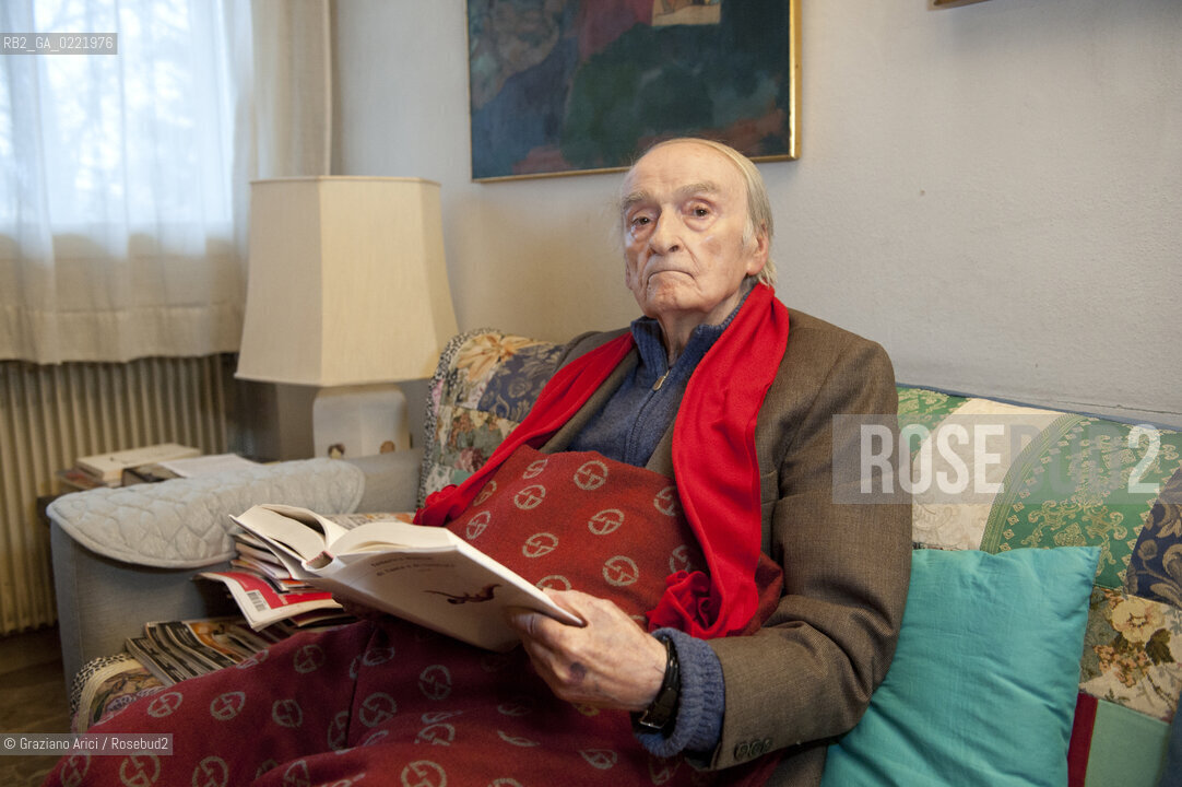 Pieve di Soligo (TV) 14/1/02/11 - In St Valentinès Day,the poet Andrea Zanzotto at home with his cat waiting for meeting the poet Patrizia Valduga, in Pieve di Soligo to present his book Poeti innamorati about poetry and love, letteratura poesia ©Graziano Arici/Rosebud2.