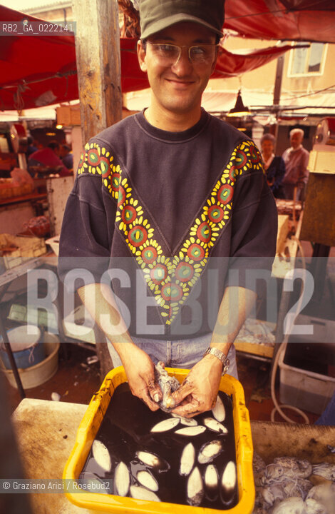 Chioggia (Veneto),2002. Mercato del pesce. Geo mercato pesce venditore pesca vendita.Chioggia (Veneto),2002. Fish market  of Chioggia  ©Graziano Arici/Rosebud2