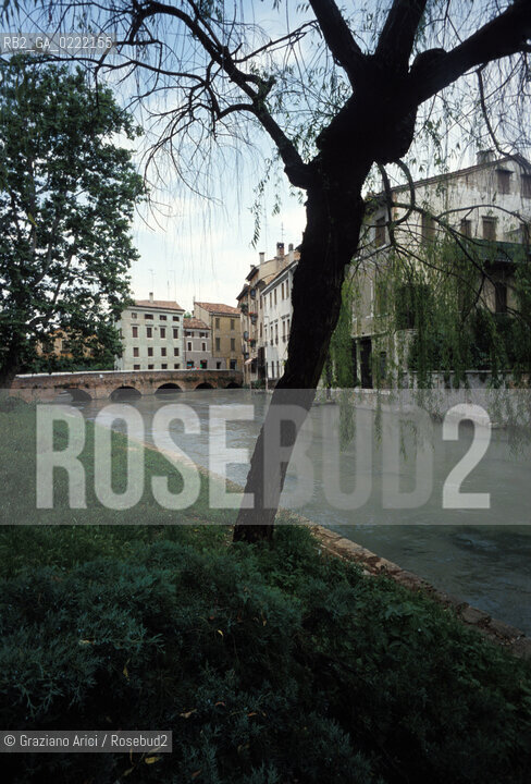 Treviso (Veneto), 2002. Il fiume Botteniga a Treviso. Geo fiume città riva.Treviso (Veneto),2002.The Botteniga river ©Graziano Arici/Rosebud2