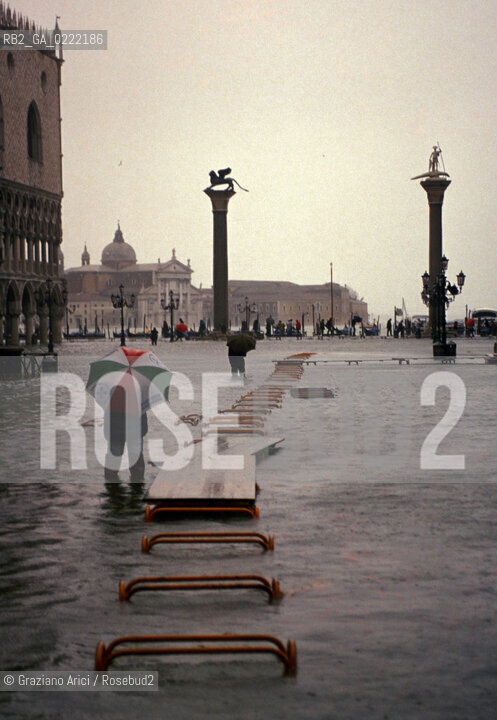 - Venezia,1992.Acqua alta in Piazza San Marco.Geo Acqua alta marea.- Venice,1992.Hightide in Saint Marks Square ©Graziano Arici/Rosebud2